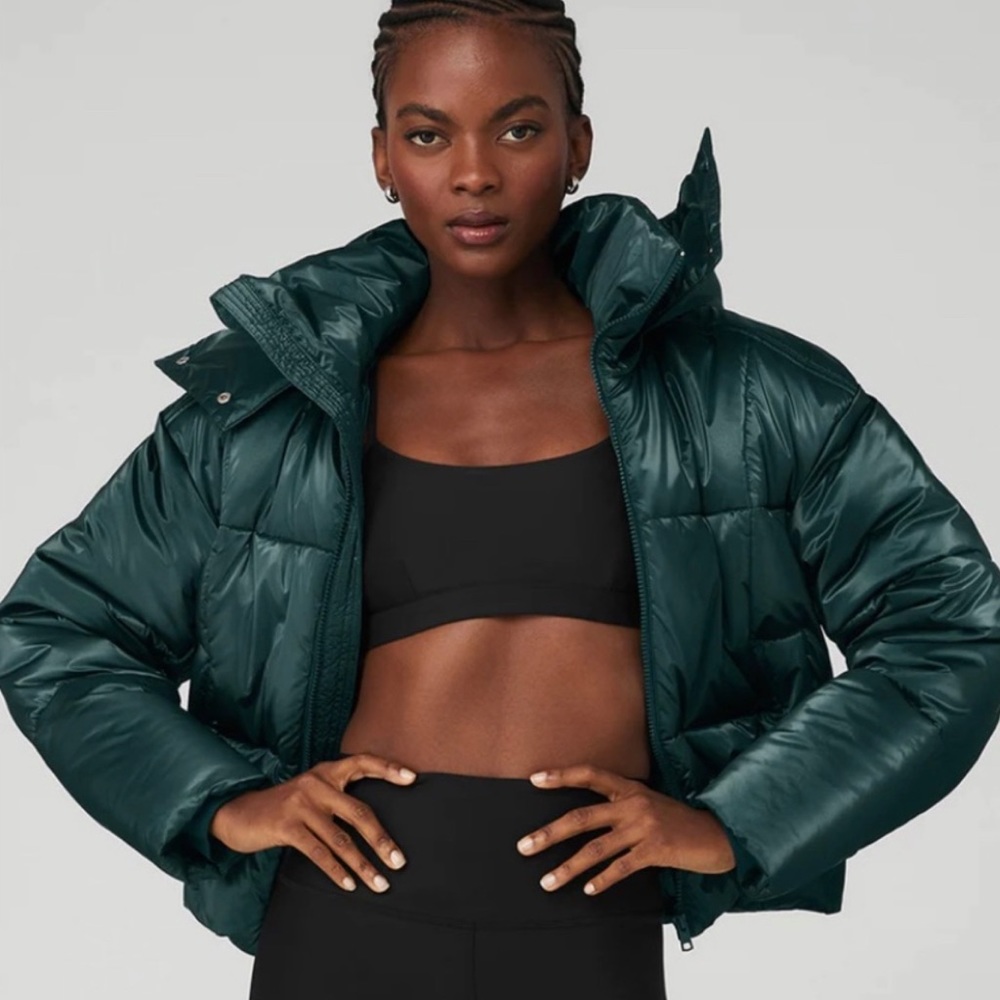 NWOT Alo Pearlized Pristine Puffer in Midnight Green